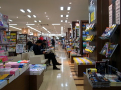 最近の本屋は椅子があるのね。