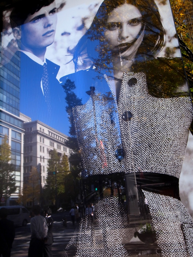 おなかの中にビルを持つ男