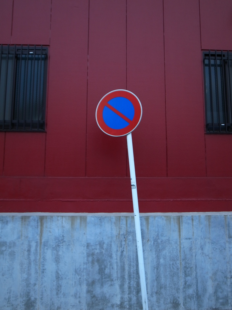 標識曲がってる