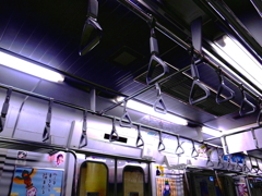 誰もつかまらないつり革