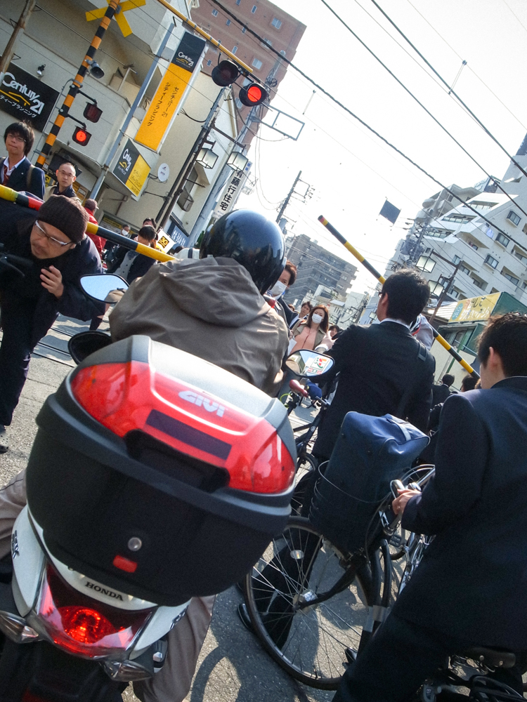 開かずの踏切が悪いのか、開けちゃう通行人が悪いのか