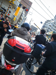 開かずの踏切が悪いのか、開けちゃう通行人が悪いのか
