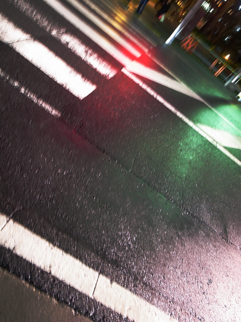 雨で道路がキラキラ
