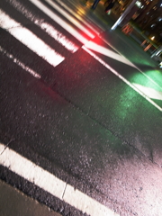 雨で道路がキラキラ