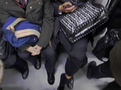 満員電車で足組むなボケ