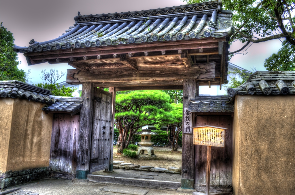 藩校の門