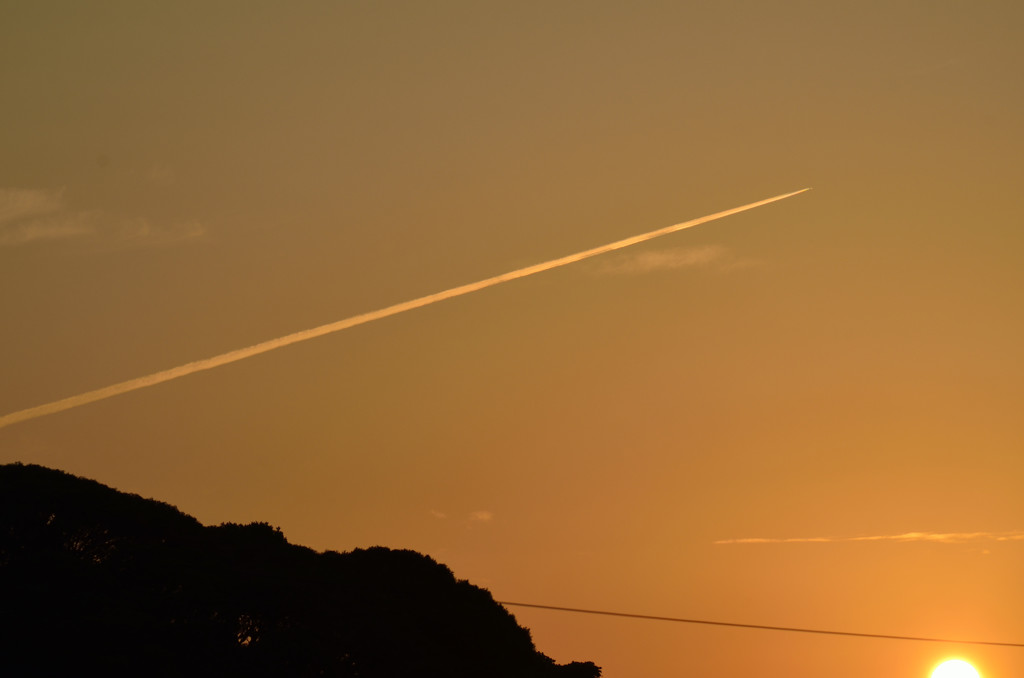 夜明けの飛行機雲