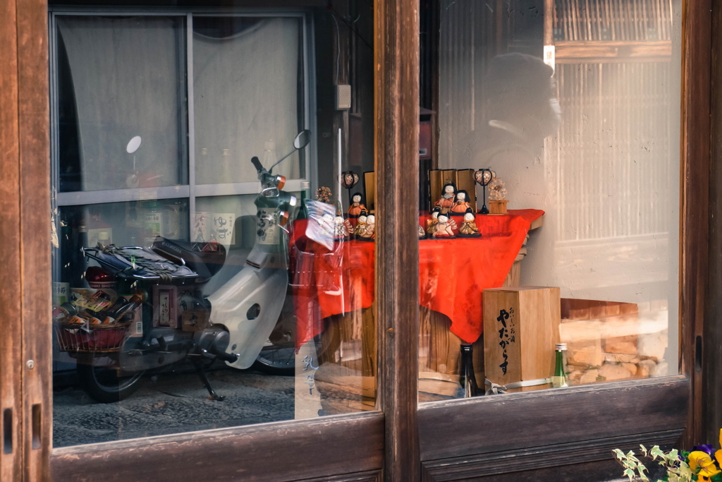 『 お酒屋さんの雛飾り 』