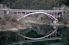 鏡面する橋