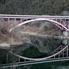 鏡面する橋