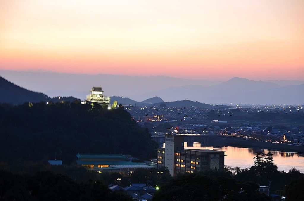 夕暮れ時の犬山城