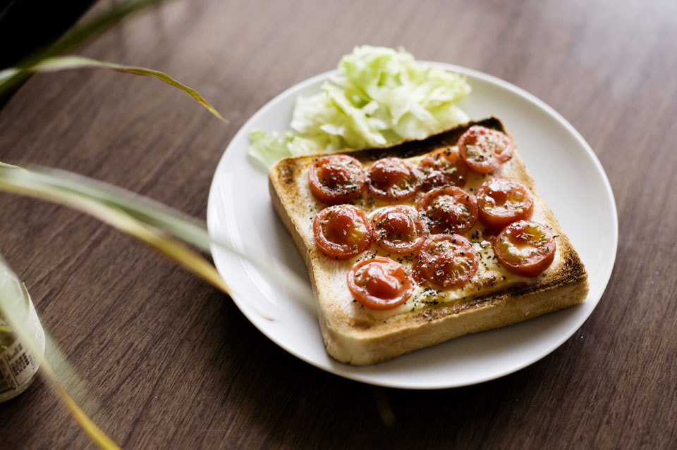 トマトバジルトースト