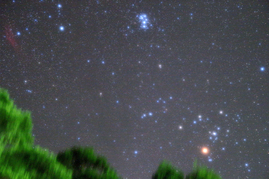 早朝は 赤 青 黄色 島の空