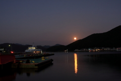 西の夕陽と東の十五夜　四