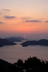 西の夕陽と東の十五夜　参