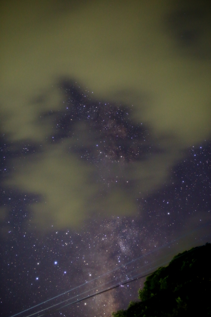 流れる雲の合間をぬって