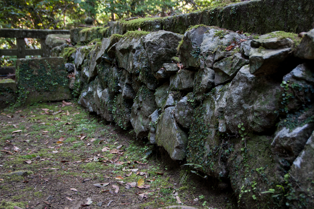 境内の石積み