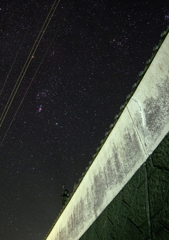 お寺の白壁とオリオン