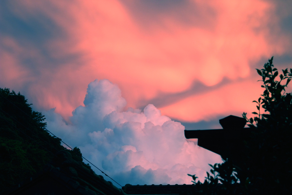 夕焼け空に入道雲が