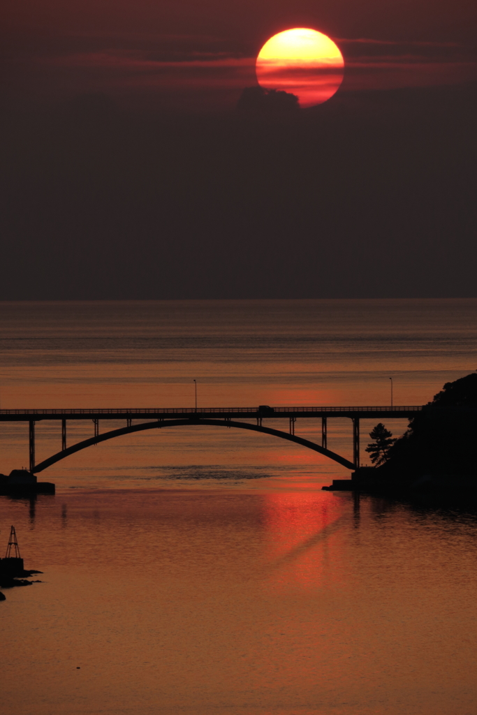 彼岸の夕陽に染まる海Ⅳ