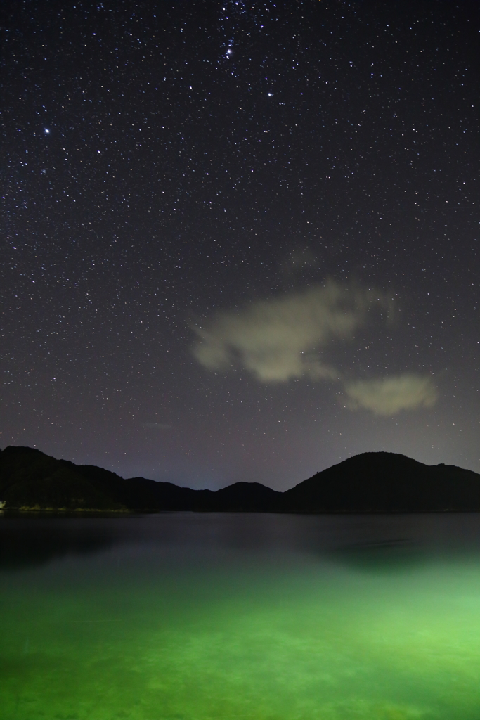 エメラルドグリーンの海と星空