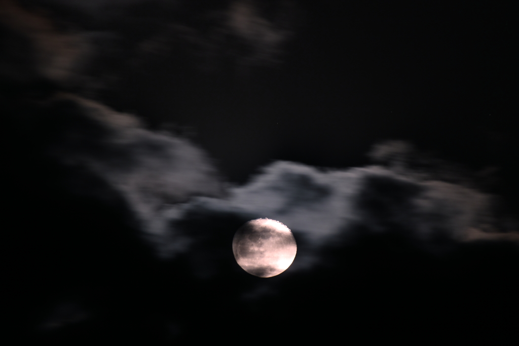 流れる雲をぬって