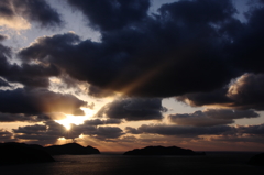 雲厚し