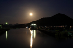 西の夕陽と東の十五夜　五