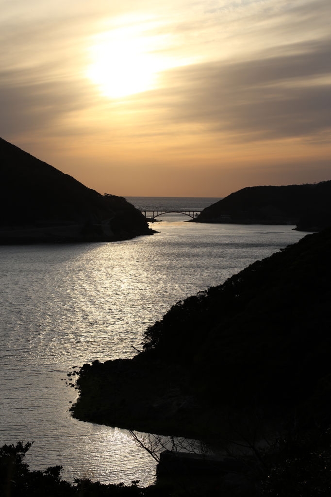 橋から旅立つ夕陽