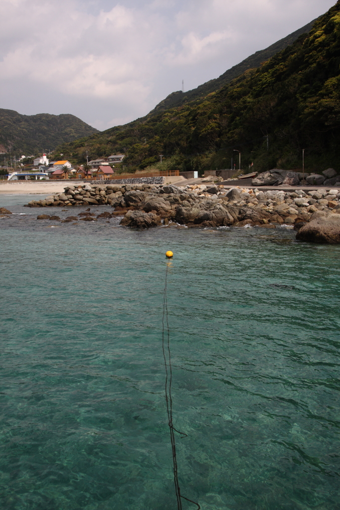 赤い屋根の教会が見える海Ⅲ
