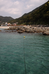 赤い屋根の教会が見える海Ⅲ
