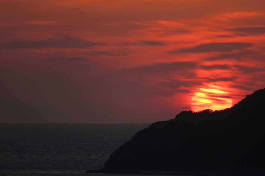 島焦がす夕陽