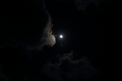 雲も綺麗な月夜です
