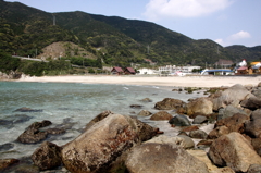 赤い屋根の教会が見える海