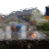 土砂降りの車外