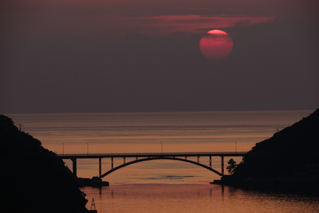 彼岸の夕陽に染まる海Ⅴ
