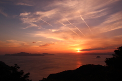 空はまだ秋