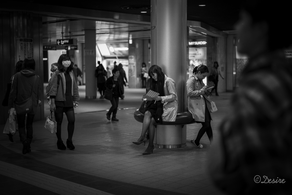 待つ女