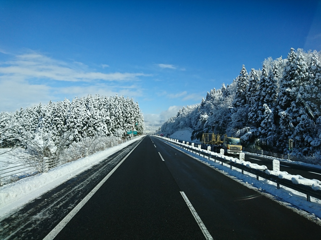 晴天の高速道路