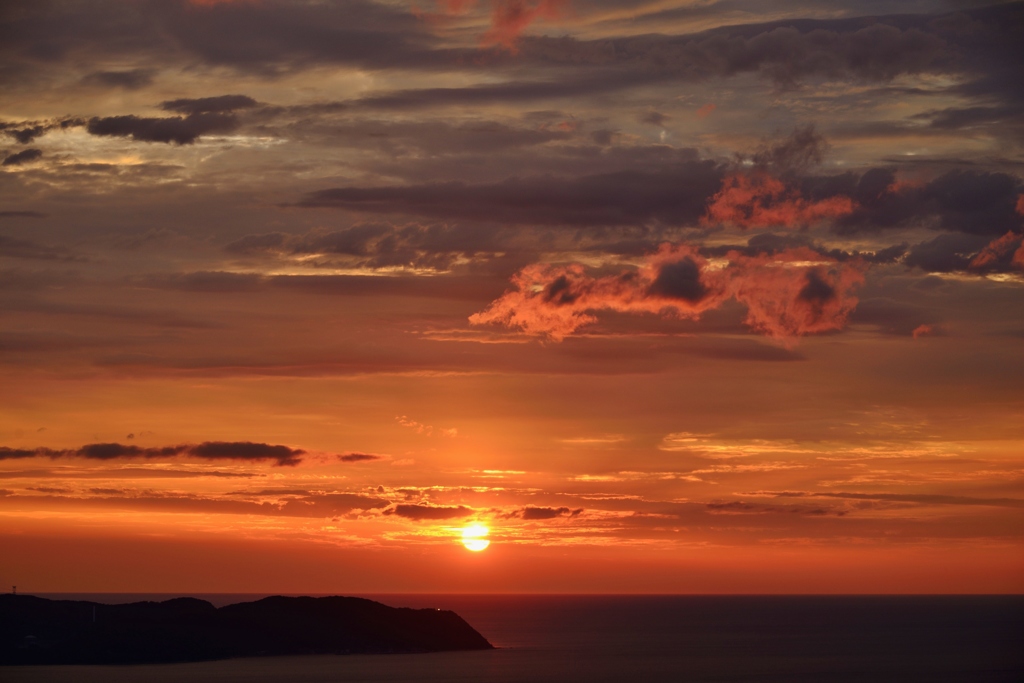 夕日と灯台の灯り