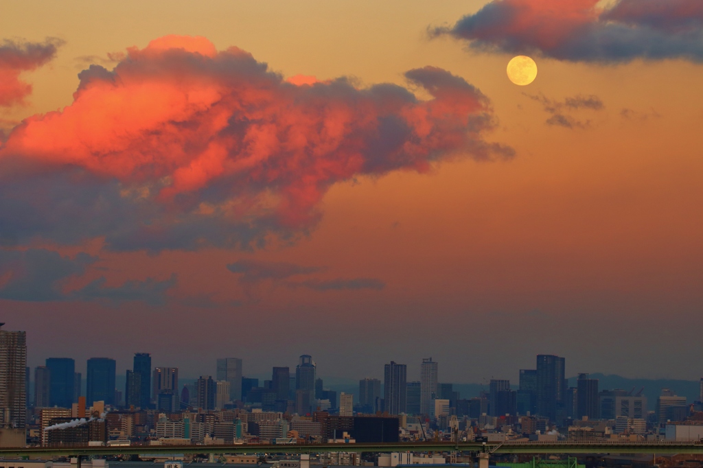 夕焼けの月