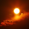 太陽を吸い込む雲
