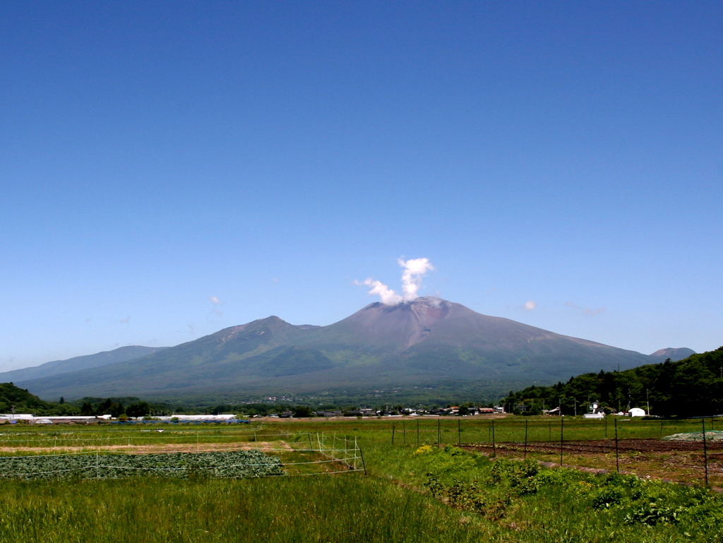 煙をあげる浅間山