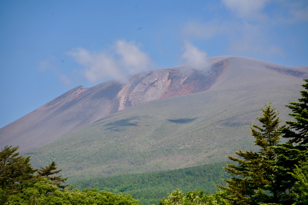 噴煙をあげる浅間山