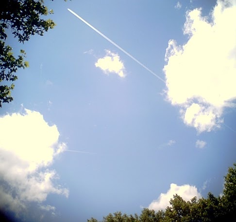飛行機雲ひとつ