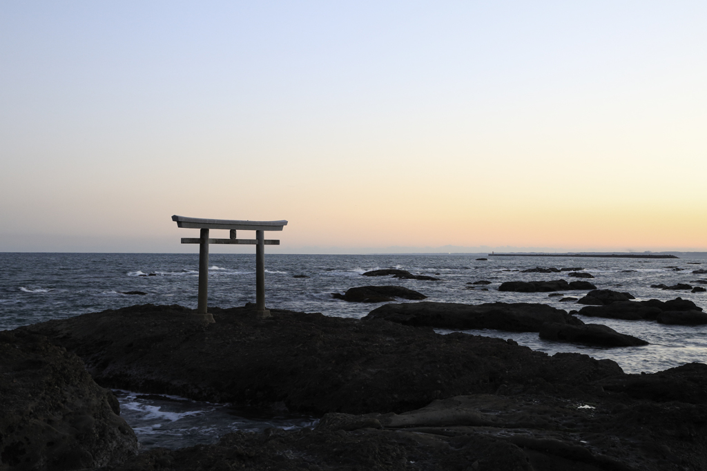 この鳥居をくぐるもの。