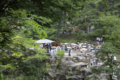 対岸でダンゴを待つ人々