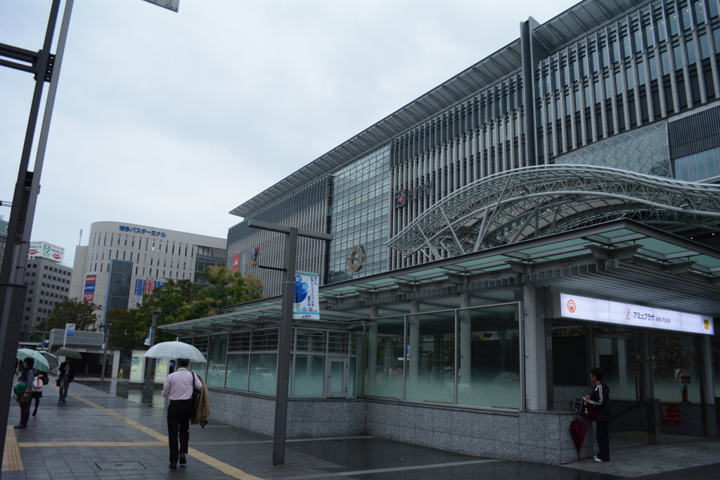 雨の日の博多駅