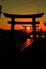 鳥居越しの朝陽 (1)