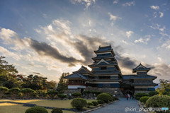 逆光の松本城